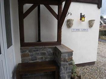 Tudor Lodge Ammanford Extérieur photo